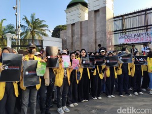 Aksi Damai di DPR, BEM SI Ramai-ramai Angkat Poster Selamatkan Indonesia