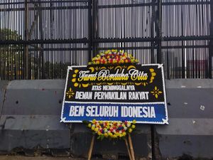 Bawa Karangan Bunga Dukacita, BEM SI Aksi Selamatkan Indonesia di DPR