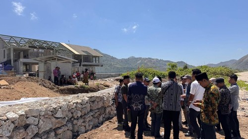 Komisi II DPRD Lombok Tengah mengecek pembangunan beronjong di Pantai Torok Aik Belek, Kamis (4/9/2025). Foto: (DPRD Lombok Tengah)