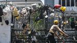 Bungkusan Sampah Penuhi Gerbang DPRD Jabar