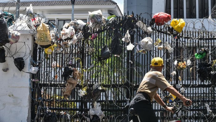 Bungkusan Sampah Penuhi Gerbang DPRD Jabar Warga melihat bungkusan sampah pascaunjuk rasa Aliansi Warga Kampung Kota di depan Gedung DPRD Provinsi Jawa Barat, Bandung, Jawa Barat, Kamis (4/9/2025). Bungkusan sampah yang digantung tersebut merupakan bentuk protes atas terjadinya berbagai kekerasan ketika unjuk rasa beberapa waktu lalu sekaligus menuntut Pemerintah dan DPR agar segera membuat berbagai kebijakan yang adil kepada rakyat Indonesia. ANTARA FOTO/Novrian Arbi/nz