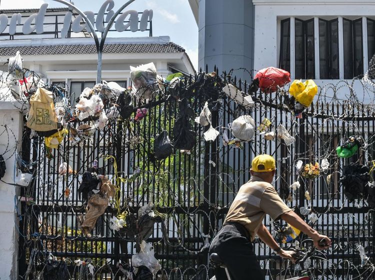 Bungkusan Sampah Penuhi Gerbang DPRD Jabar
