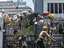 Bungkusan Sampah Penuhi Gerbang DPRD Jabar