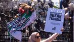 Bungkusan Sampah Penuhi Gerbang DPRD Jabar