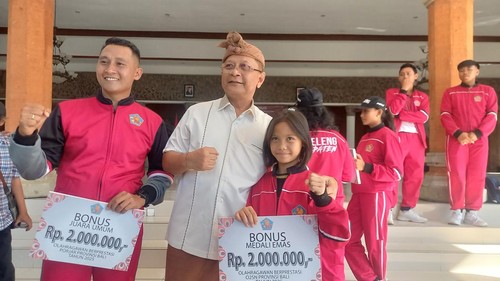 Bupati Buleleng, I Nyoman Sutjidra, menyerahkan bonus kepada atlet berprestasi di Lobi Atiti Wisma Kantor Bupati Buleleng, Kamis (4/9/2025). (Made Wijaya Kusuma/detikBali)