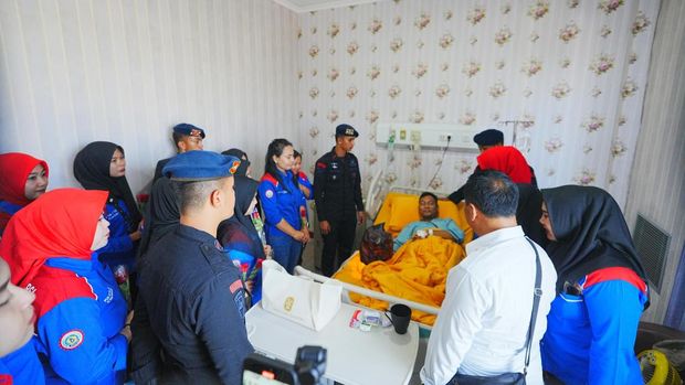 Buruh KSPI jenguk anggota Polri korban kericuhan di RS Polri (dok istimewa)