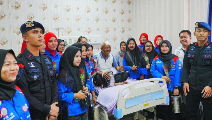 Buruh KSPI jenguk anggota Polri korban kericuhan di RS Polri (dok istimewa)