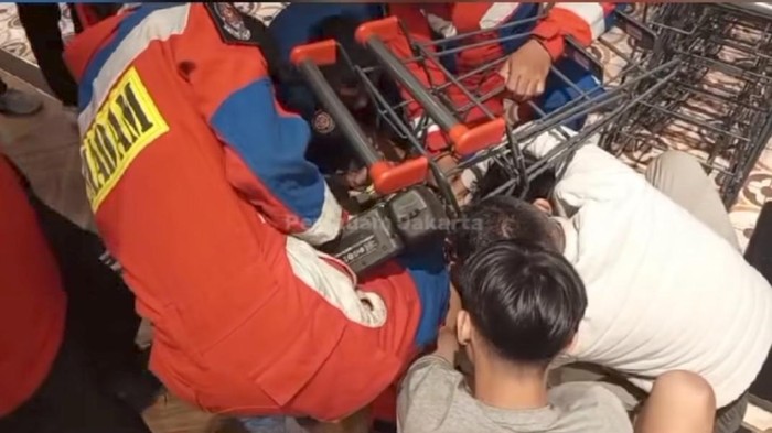 Damkar evakuasi balita yang terjebak di dalam troli belanjaan di supermarket Jakbar, Senin (1/9/2025).