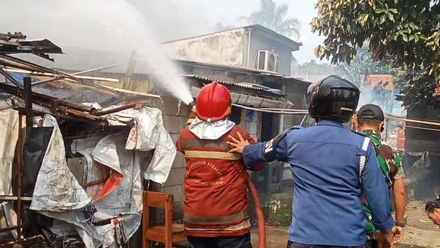 Damkar memadamkan kebakaran di Asrama Polri, Serpong, Rabu (3/9/2025).