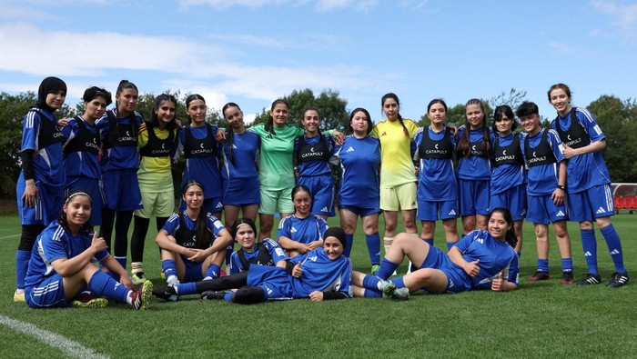 Dari Kabul ke Inggris, Pengungsi Afghanistan Temukan Harapan Lewat Sepak Bola Soccer Football - Members of the Afghan Women's Refugee team pose for a team group during a selection camp at St. George's Park, Burton upon Trent, Britain - August 26, 2025 REUTERS/John Sibley