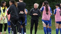 Suasana latihan penuh tawa dan semangat di St George’s Park, menjadi ruang aman bagi pemain pengungsi Afghanistan. Foto: REUTERS/John Sibley