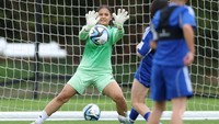 Elaha Safdari dari tim Pengungsi Wanita Afghanistan melakukan penyelamatan selama kamp seleksi. Foto: REUTERS/John Sibley