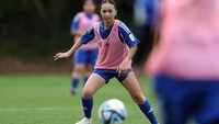Para pemain pengungsi Afghanistan berlatih bersama, menjadikan sepak bola sebagai simbol kebebasan dan harapan. Foto: REUTERS/John Sibley