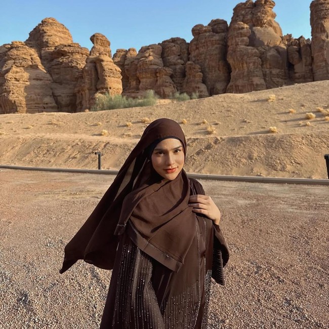 Potret Davina Karamoy Pakai Hijab di Al Ula, Arab Saudi, Bikin Pangling