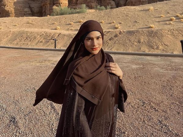 Potret Davina Karamoy Pakai Hijab di Al Ula, Arab Saudi, Bikin Pangling