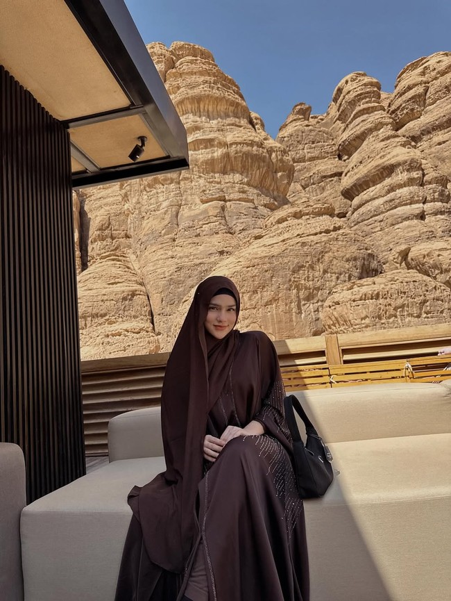 Keponakan Vincent Rompies ini terlihat nyaman saat mengenakan hijab pashmina dan abaya. Postingan penampilan Davina berhijab langsung mendapatkan banjir pujian dari warganet. MasyaAllah ya ukhti😍, puji akun @mzdnabr._. Nah bagus berhijab🙌, kagum akun @Nah bagus berhijab🙌. Gak bong cakep banget pake hijab begituuuuu😍🤎, timpal akun @dessysuniaditya. Foto: Dok. Instagram/@davinaakaramoy.