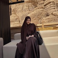 Keponakan Vincent Rompies ini terlihat nyaman saat mengenakan hijab pashmina dan abaya. Postingan penampilan Davina berhijab langsung mendapatkan banjir pujian dari warganet. MasyaAllah ya ukhti😍, puji akun @mzdnabr._. Nah bagus berhijab🙌, kagum akun @Nah bagus berhijab🙌. Gak bong cakep banget pake hijab begituuuuu😍🤎, timpal akun @dessysuniaditya. Foto: Dok. Instagram/@davinaakaramoy.