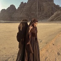 Hijab dan abaya yang serasi menciptakan siluet yang elegan saat disandingkan dengan pantulan lanskap gurun di cermin. Look ini memperlihatkan keanggunan yang kuat namun tetap lembut. Foto: Dok. Instagram/@davinaakaramoy.