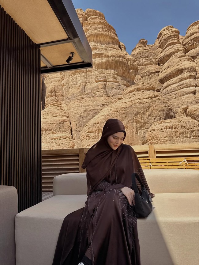 Berpose menunduk, Davina yang mulai dikenal sejak memerankan tokoh Nelly dalam serial web 7 Hari Sebelum 17 Tahun pada 2021 ini mengenakan hijab yang dililit dengan rapi dipadukan dengan abaya detail manik-manik. Foto: Dok. Instagram/@davinaakaramoy.