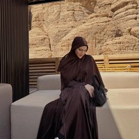 Berpose menunduk, Davina yang mulai dikenal sejak memerankan tokoh Nelly dalam serial web 7 Hari Sebelum 17 Tahun pada 2021 ini mengenakan hijab yang dililit dengan rapi dipadukan dengan abaya detail manik-manik. Foto: Dok. Instagram/@davinaakaramoy.