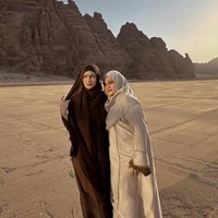 Dalam balutan outfit yang serasi namun berbeda warna, pemain film Ipar adalah Maut ini foto bersama ibunya dan terlihat kompak. Keduanya mengenakan abaya panjang dan hijab syar’i.  Foto: Dok. Instagram/@davinaakaramoy.