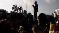 Aksi berlangsung tertib. Massa menabur bunga secara simbolik di depan DPR.  