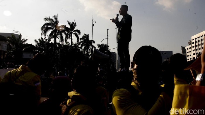 Massa BEM SI menggelar aksi Selamatkan Indonesia di depan gedung DPR, Jakarta, Kamis (4/9/2025). Mereka juga mengirimkan karangan bunga 'Turut Berdukacita' yang berpesan satire untuk anggota DPR.
