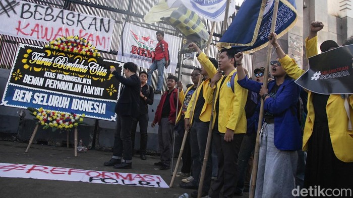 Demo di DPR, BEM SI Kirim Karangan Bunga 'Turut Berdukacita' Massa BEM SI menggelar aksi Selamatkan Indonesia di depan gedung DPR, Jakarta, Kamis (4/9/2025). Mereka juga mengirimkan karangan bunga 'Turut Berdukacita' yang berpesan satire untuk anggota DPR.