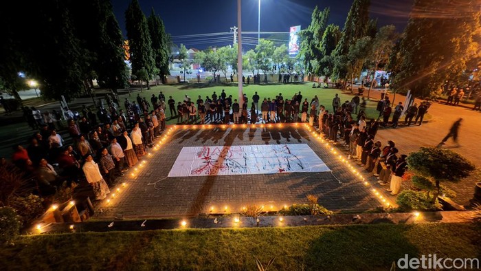 Suasana aksi September Hitam yang digelar mahasiswa di DPRD Rembang, Kamis (4/9/2025) malam.
