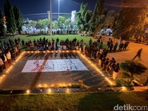 Mahasiswa Gelar Aksi September Hitam di DPRD Rembang, Tabur Bunga-Teatrikal