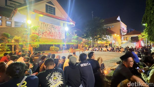 Suasana aksi 'September Hitam' yang digelar mahasiswa di DPRD Rembang, Kamis (4/9/2025) malam.