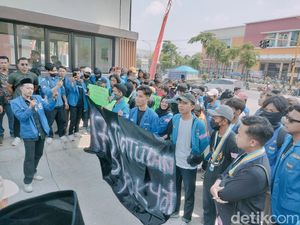 Mahasiswa Demo DPRD Bojonegoro Bawa Spanduk 17+8 Tuntutan Rakyat