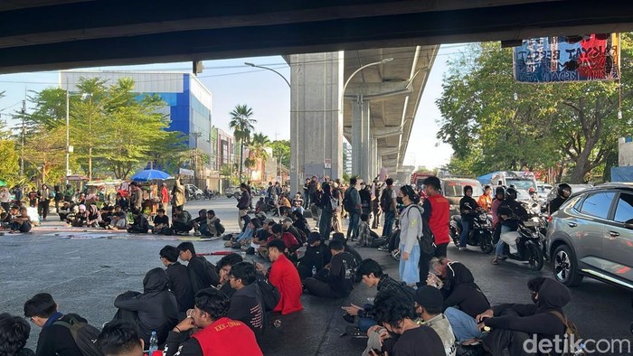Demo mahasiswa di Flyover Makassar.