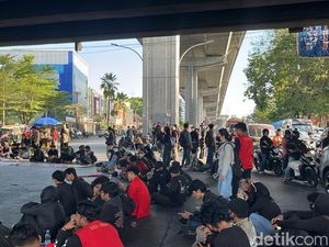 Mahasiswa Demo di Flyover Makassar, Desak RUU Perampasan Aset Segera Disahkan