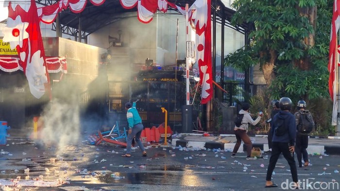 Demo ricuh di Surabaya.