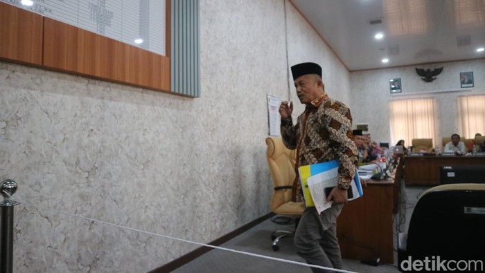 Ketua Dewas RSUD RAA Soewondo Pati saat walk out dari rapat pansus hak angket DPRD Pati, Kamis (4/9/2025).