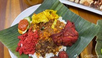 Menu wajib di sini adalah Nasi Kandar Ayam Mamak seharga Rp 45.000. Seporsinya terdiri dari nasi putih disiram kuah kari, kremesan, sayur kubis, pare goreng, dan minuman segar. Foto: detikFood