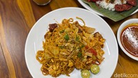 Mie Goreng Mamak (Rp 59.000) dengan pilihan ayam atau sapi menggunakan mie telur dengan aroma smokey dan rasa gurih khas tumisan Mamak. Foto: detikFood