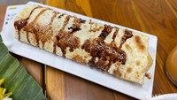 Roti Tissue Manis seharga Rp 29.000 ini memiliki tekstur renyah dengan saus cokelat yang manis. Camilan ini populer di Negeri Jiran dan pas sebagai teman ngobrol sore hari. Foto: detikFood