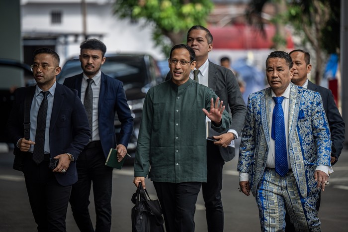 Mantan Menteri Pendidikan, Kebudayaan, Riset dan Teknologi (Mendikbudristek) 2019-2024 Nadiem Makarim (ketiga kiri) didampingi kuasa hukum Hotman Paris (kedua kanan) berjalan menuju ruang pemeriksaan di Jampidsus, Kejaksaan Agung, Jakarta, Kamis (4/9/2025). Kejaksaan Agung kembali melakukan pemeriksaan ketiga terhadap Nadiem Makarim sebagai saksi dalam kasus dugaan korupsi pengadaan chromebook di Kemendikbudristek yang  menghabiskan anggaran Rp9,9 triliun. ANTARA FOTO/Bayu Pratama S./nz