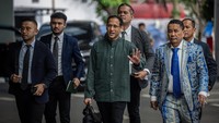 Mantan Menteri Pendidikan, Kebudayaan, Riset dan Teknologi (Mendikbudristek) 2019-2024 Nadiem Makarim (ketiga kiri) didampingi kuasa hukum Hotman Paris (kedua kanan) menyapa wartawan saat berjalan menuju ruang pemeriksaan di Jampidsus, Kejaksaan Agung, Jakarta, Kamis (4/9/2025). Foto: ANTARA FOTO/Bayu Pratama S