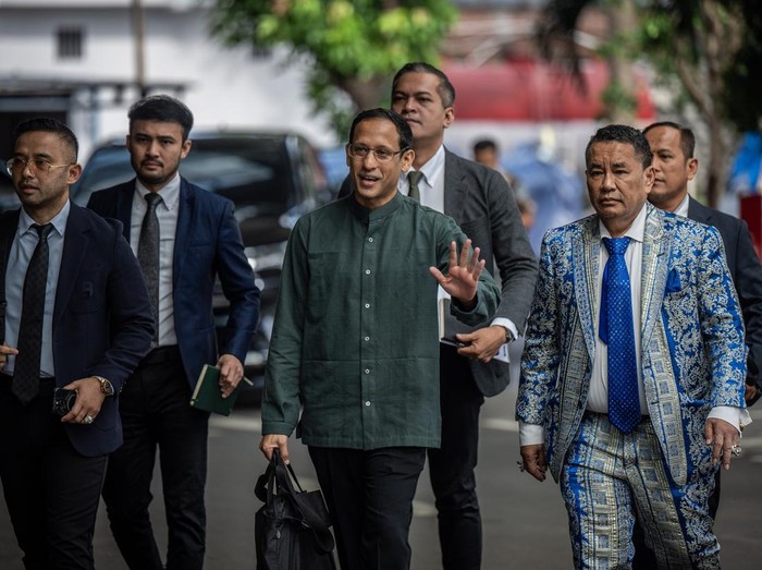 Mantan Menteri Pendidikan, Kebudayaan, Riset dan Teknologi (Mendikbudristek) 2019-2024 Nadiem Makarim (ketiga kiri) didampingi kuasa hukum Hotman Paris (kedua kanan) berjalan menuju ruang pemeriksaan di Jampidsus, Kejaksaan Agung, Jakarta, Kamis (4/9/2025). Kejaksaan Agung kembali melakukan pemeriksaan ketiga terhadap Nadiem Makarim sebagai saksi dalam kasus dugaan korupsi pengadaan chromebook di Kemendikbudristek yang  menghabiskan anggaran Rp9,9 triliun. ANTARA FOTO/Bayu Pratama S./nz