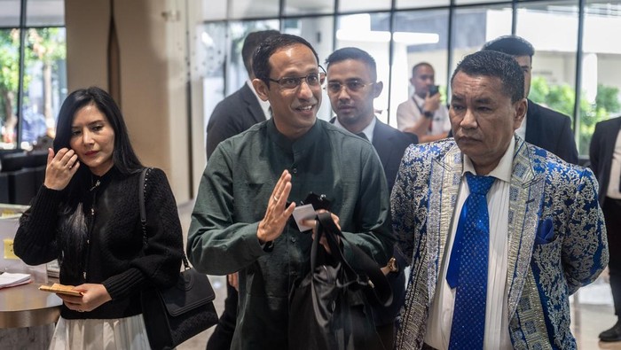 Mantan Menteri Pendidikan, Kebudayaan, Riset dan Teknologi (Mendikbudristek) 2019-2024 Nadiem Makarim (ketiga kiri) didampingi kuasa hukum Hotman Paris (kedua kanan) berjalan menuju ruang pemeriksaan di Jampidsus, Kejaksaan Agung, Jakarta, Kamis (4/9/2025). Kejaksaan Agung kembali melakukan pemeriksaan ketiga terhadap Nadiem Makarim sebagai saksi dalam kasus dugaan korupsi pengadaan chromebook di Kemendikbudristek yang  menghabiskan anggaran Rp9,9 triliun. ANTARA FOTO/Bayu Pratama S./nz