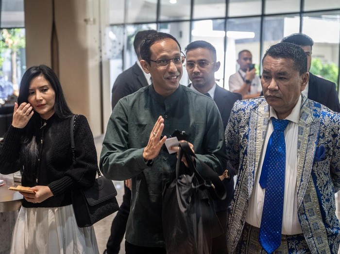 Mantan Menteri Pendidikan, Kebudayaan, Riset dan Teknologi (Mendikbudristek) 2019-2024 Nadiem Makarim (ketiga kiri) didampingi kuasa hukum Hotman Paris (kedua kanan) berjalan menuju ruang pemeriksaan di Jampidsus, Kejaksaan Agung, Jakarta, Kamis (4/9/2025). Kejaksaan Agung kembali melakukan pemeriksaan ketiga terhadap Nadiem Makarim sebagai saksi dalam kasus dugaan korupsi pengadaan chromebook di Kemendikbudristek yang  menghabiskan anggaran Rp9,9 triliun. ANTARA FOTO/Bayu Pratama S./nz