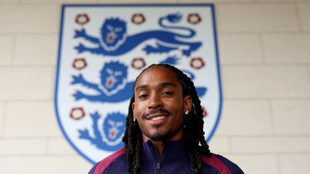 djed spence timnas inggris tottenham hotspur BURTON UPON TRENT, ENGLAND - SEPTEMBER 02: Djed Spence of England poses for a photo at St George's Park on September 02, 2025 in Burton upon Trent, England. (Photo by Eddie Keogh - The FA/The FA via Getty Images)