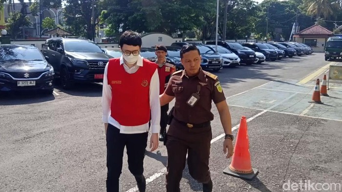 Dokter Priguna sebelum menjalani sidang di PN Bandung, Kota Bandung, Kamis, 4 September 2025.