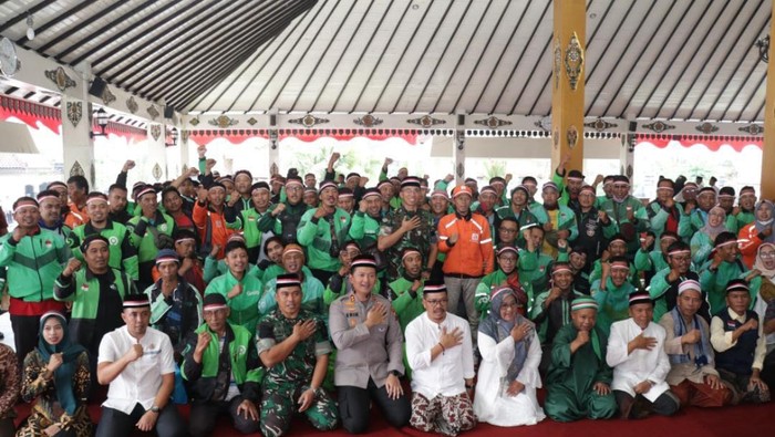 Driver Ojol dan Forkopimda Magetan kompak doa bersama 7 hari meninggalnya Affan Kurniawan sekaligus memperingati Maulid Nabi Muhammad SAW.