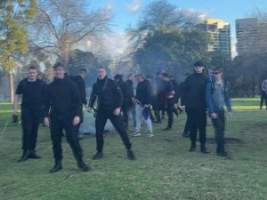 Dunia Hari Ini: Warga Australia Diduga Serang Kamp Aborigin Ditangkap
