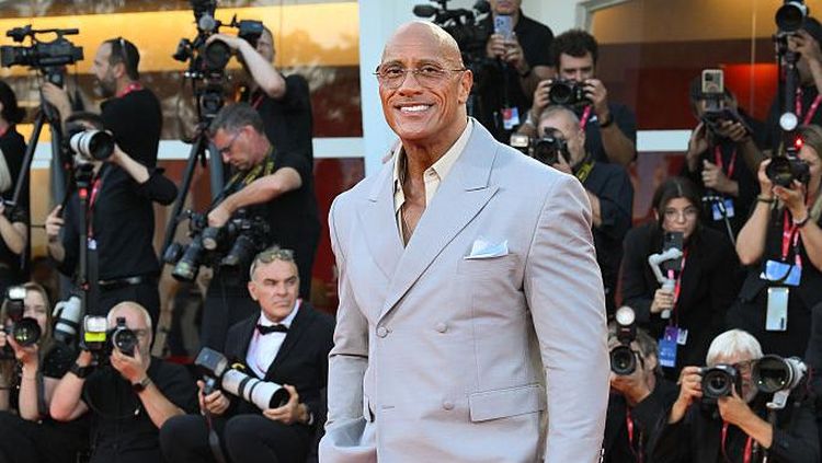 Foto Transformasi Dwayne Johnson Tampil Lebih Kurus di Venice, Bikin Fans Kaget