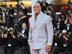 Foto Transformasi Dwayne Johnson Tampil Lebih Kurus di Venice, Bikin Fans Kaget